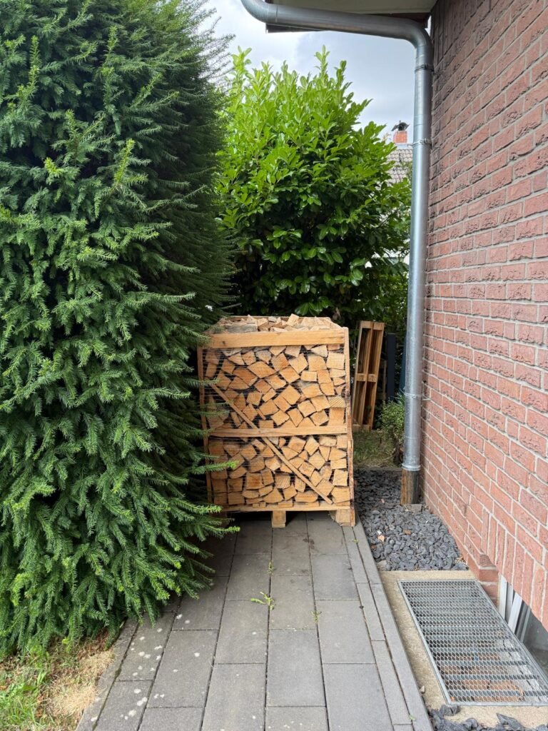 Gestapelte Kaminholz-Box mit Buche von Frau Schimanski in Grevenbroich