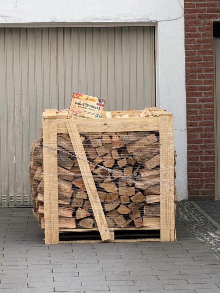 Kundenfoto von Herr Hoffmann: Kaminholz Buche 1 RM gelieferte Palette mit Öko-Zündwolle